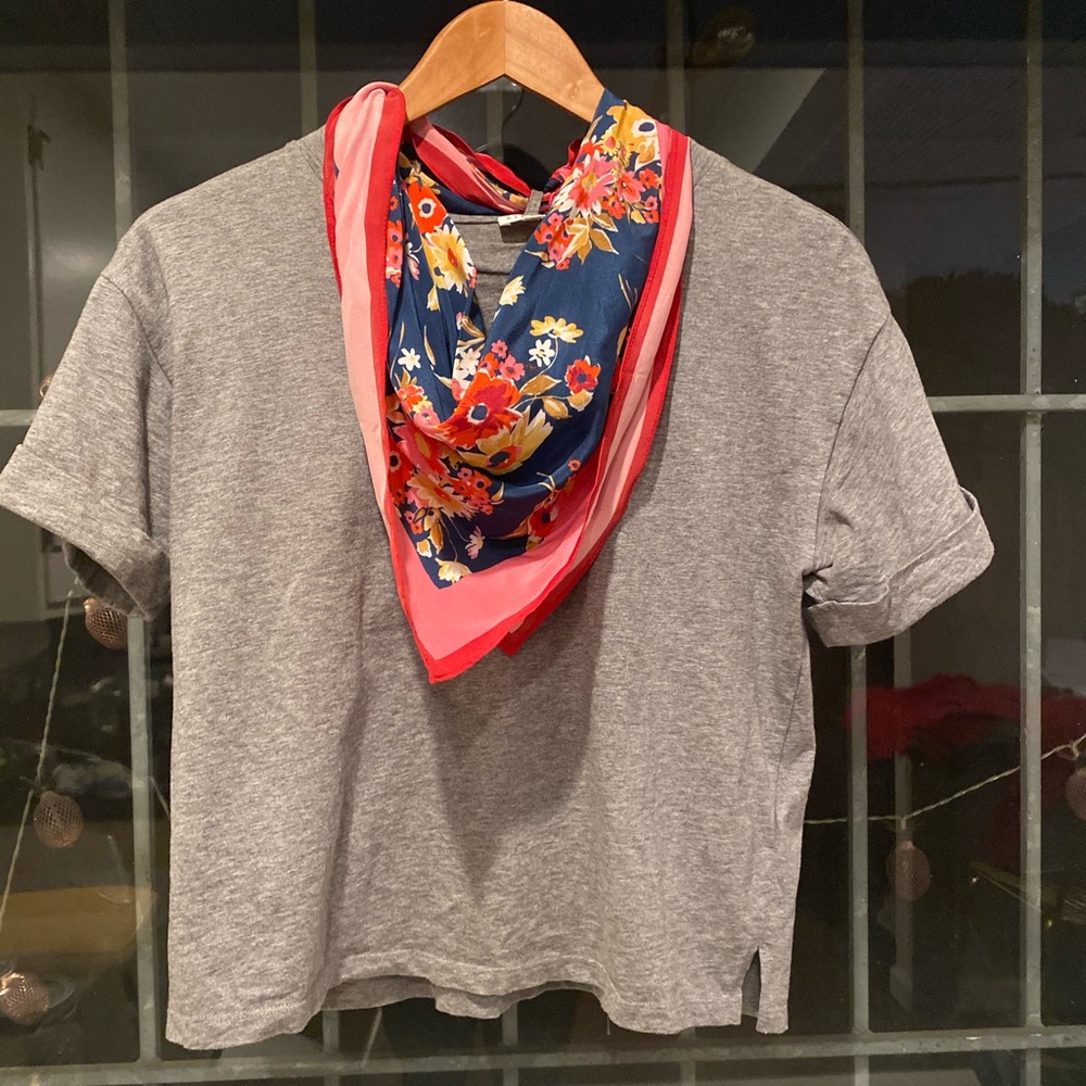 Grey shirt with pink scarf integrated
